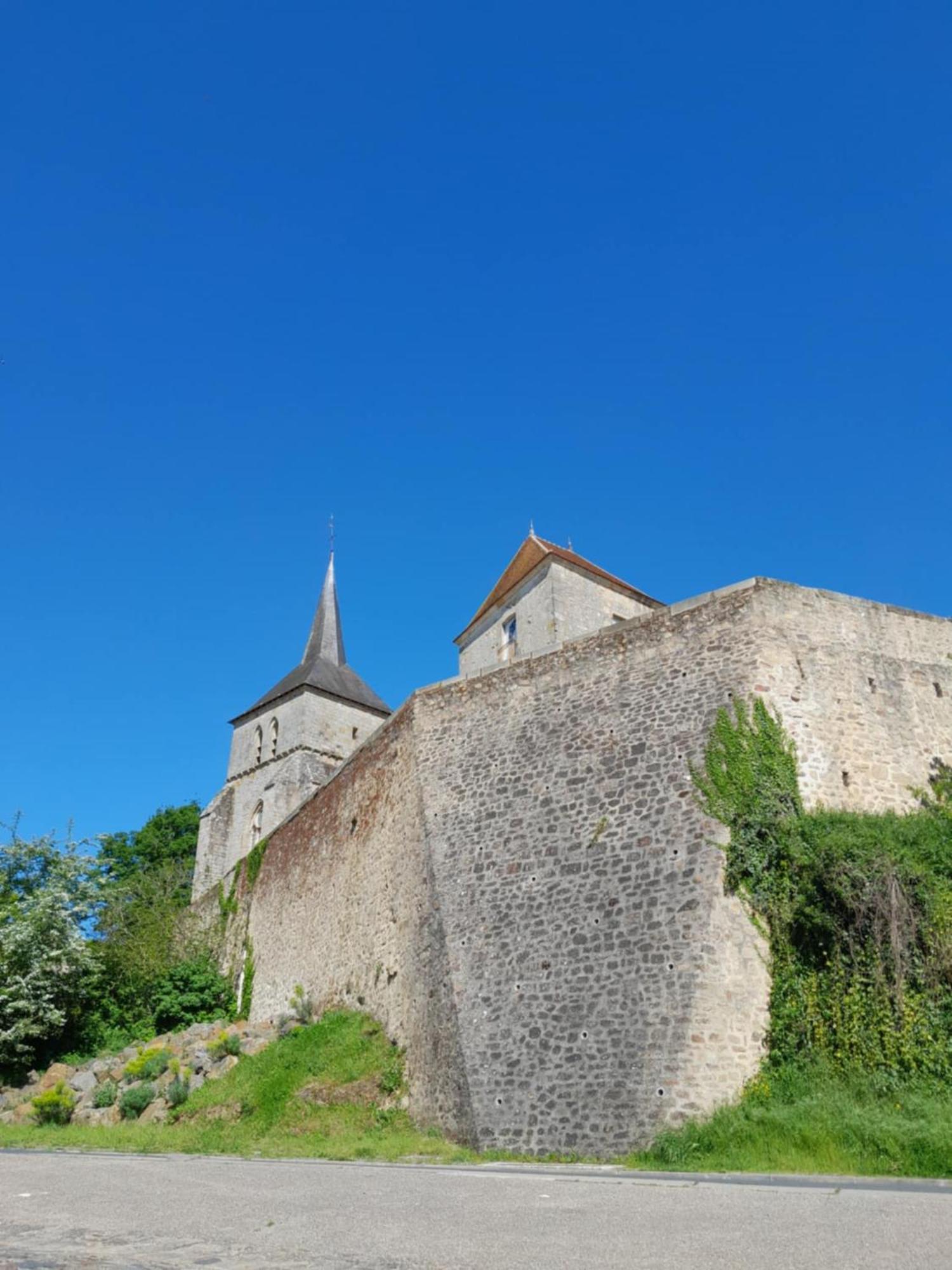 Gite "La Petite" Saint-Benoit-du-Sault ภายนอก รูปภาพ